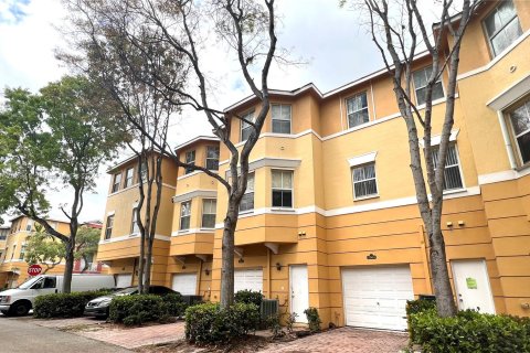 Townhouse in Royal Palm Beach, Florida 3 bedrooms, 168.62 sq.m. № 1004276 - photo 19