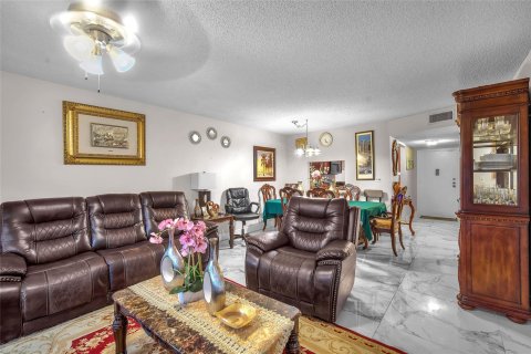 Condominio en venta en Tamarac, Florida, 2 dormitorios, 99.87 m2 № 913626 - foto 28