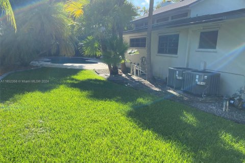 House in Cutler Bay, Florida 3 bedrooms, 226.5 sq.m. № 1347629 - photo 10