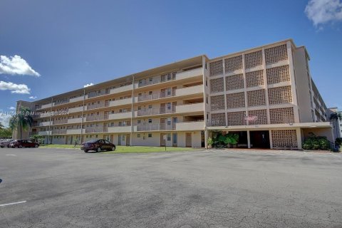 Condo in Hollywood, Florida, 1 bedroom  № 1347627 - photo 1