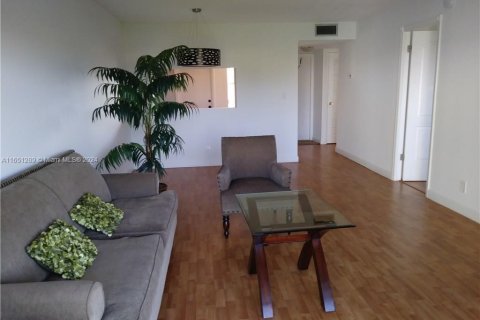 Condo in Hollywood, Florida, 1 bedroom  № 1347627 - photo 3