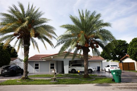 House in Kendall, Florida 3 bedrooms, 199.28 sq.m. № 1228967 - photo 1