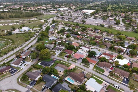 House in Kendall, Florida 3 bedrooms, 199.28 sq.m. № 1228967 - photo 30