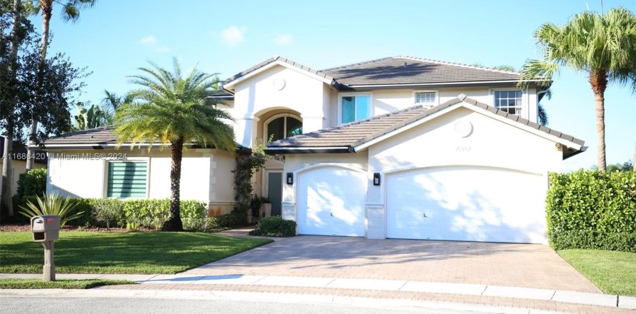 Villa ou maison à Pembroke Pines, Floride 4 chambres, 289.76 m2 № 1427336