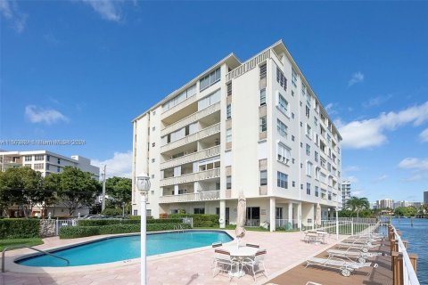 Condominio en venta en Bay Harbor Islands, Florida, 2 dormitorios, 149.29 m2 № 911944 - foto 12