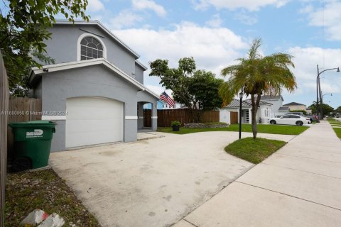 Casa en venta en Miami, Florida, 3 dormitorios, 123.84 m2 № 1410460 - foto 3