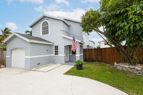 Casa en venta en Miami, Florida, 3 dormitorios, 123.84 m2 № 1410460 - foto 1