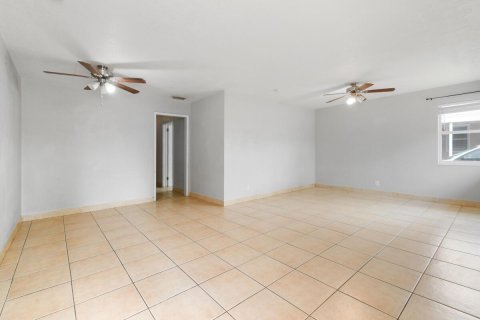 House in West Palm Beach, Florida 2 bedrooms, 101.82 sq.m. № 1145830 - photo 4