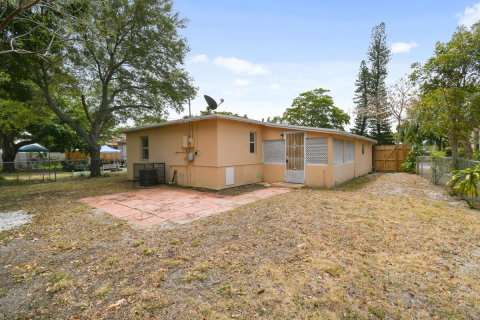 Villa ou maison à vendre à West Palm Beach, Floride: 2 chambres, 101.82 m2 № 1145830 - photo 1