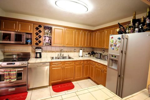 Townhouse in Hialeah, Florida 2 bedrooms, 102.01 sq.m. № 1013465 - photo 8
