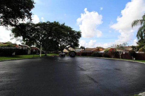 Townhouse in Hialeah, Florida 2 bedrooms, 102.01 sq.m. № 1013465 - photo 14