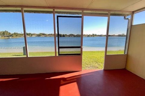 Townhouse in Hialeah, Florida 2 bedrooms, 102.01 sq.m. № 1013465 - photo 6