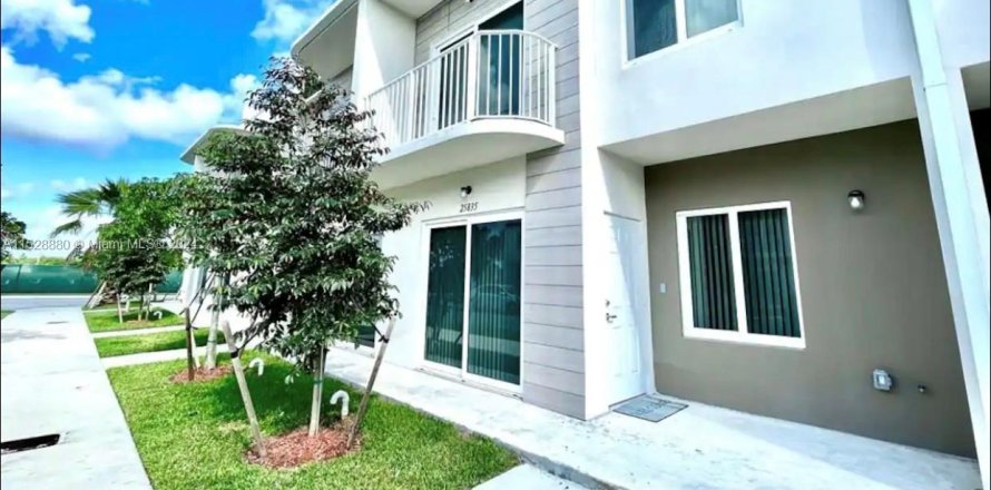 Townhouse in Homestead, Florida 4 bedrooms, 129.88 sq.m. № 1013436