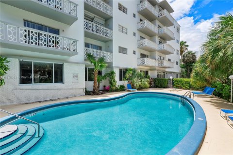 Condominio en venta en Bay Harbor Islands, Florida, 1 dormitorio, 85.38 m2 № 809338 - foto 27