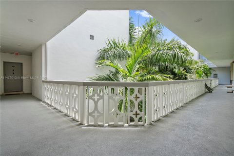 Copropriété à vendre à Bay Harbor Islands, Floride: 1 chambre, 85.38 m2 № 809338 - photo 21