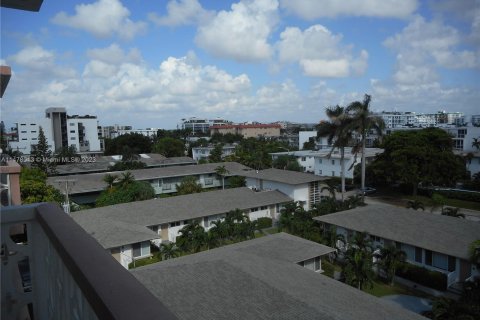 Condominio en venta en Bay Harbor Islands, Florida, 1 dormitorio, 85.38 m2 № 809338 - foto 7