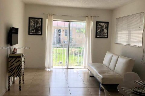 Condo in Sweetwater, Florida, 2 bedrooms  № 1007058 - photo 3