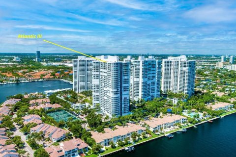 Condominio en venta en Miami, Florida, 3 dormitorios, 275.92 m2 № 991463 - foto 4
