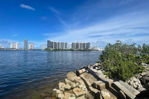 Condo in Aventura, Florida, 2 bedrooms  № 1327493 - photo 1