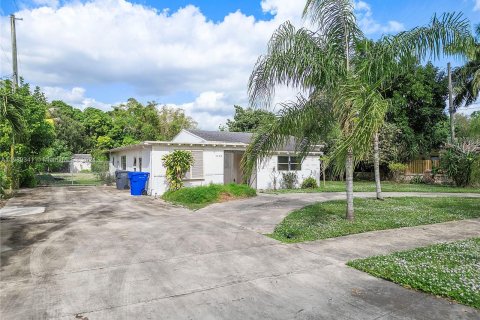 House in Hollywood, Florida 4 bedrooms, 168.34 sq.m. № 1177929 - photo 8