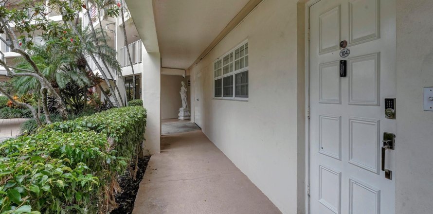 Condominio en Pompano Beach, Florida, 2 dormitorios  № 945563