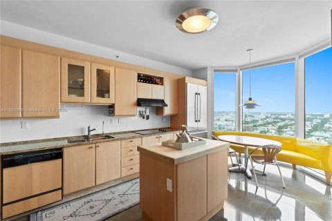 Condo in Miami Beach, Florida, 2 bedrooms  № 1409400 - photo 23