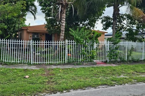 House in Hialeah, Florida 3 bedrooms, 109.25 sq.m. № 1360530 - photo 3