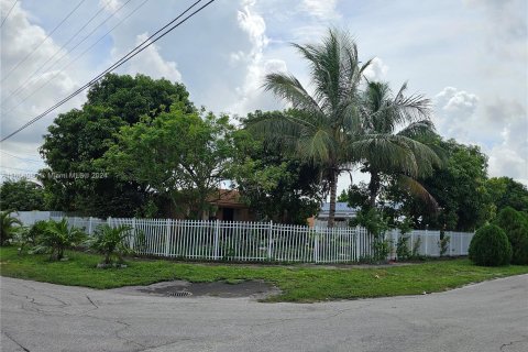 House in Hialeah, Florida 3 bedrooms, 109.25 sq.m. № 1360530 - photo 1