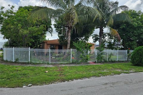 Casa en venta en Hialeah, Florida, 3 dormitorios, 109.25 m2 № 1360530 - foto 2