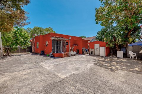 House in Miami, Florida 3 bedrooms № 1135621 - photo 4