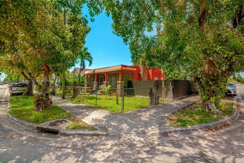 House in Miami, Florida 3 bedrooms № 1135621 - photo 1