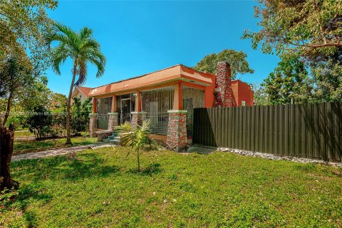 House in Miami, Florida 3 bedrooms № 1135621 - photo 3