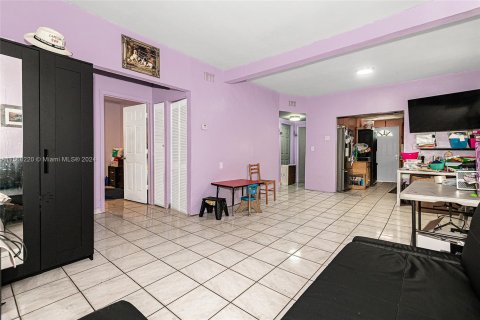 House in Miami, Florida 3 bedrooms № 1135621 - photo 7