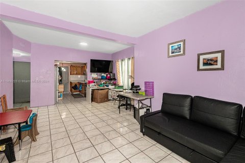 House in Miami, Florida 3 bedrooms № 1135621 - photo 8