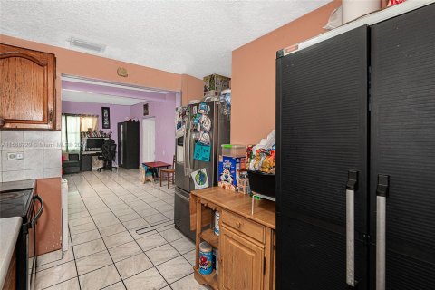 House in Miami, Florida 3 bedrooms № 1135621 - photo 14