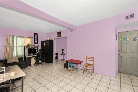 House in Miami, Florida 3 bedrooms № 1135621 - photo 10