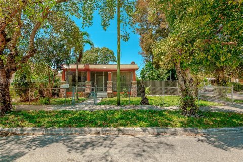 House in Miami, Florida 3 bedrooms № 1135621 - photo 2