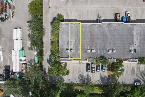 Commercial property in West Palm Beach, Florida № 1210125 - photo 1