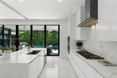 House in Miami Beach, Florida 5 bedrooms, 343.09 sq.m. № 1310669 - photo 8