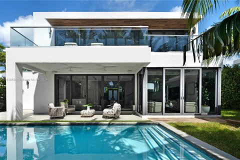 House in Miami Beach, Florida 5 bedrooms, 343.09 sq.m. № 1310669 - photo 1