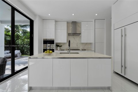 House in Miami Beach, Florida 5 bedrooms, 343.09 sq.m. № 1310669 - photo 6