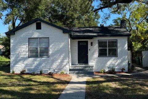 House in Tampa, Florida 3 bedrooms, 86.96 sq.m. № 1414608 - photo 1