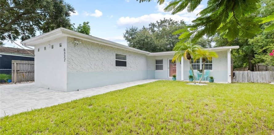 House in Tampa, Florida 4 bedrooms, 121.89 sq.m. № 1369832