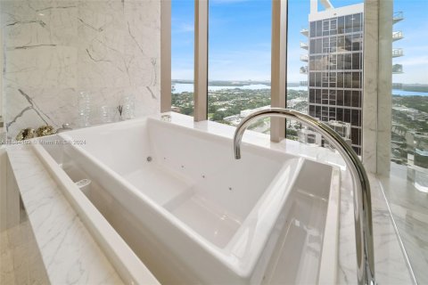 Condominio en venta en Bal Harbour, Florida, 3 dormitorios, 278.99 m2 № 1419837 - foto 28