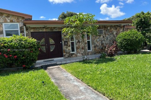 Villa ou maison à vendre à North Miami Beach, Floride: 3 chambres, 194.35 m2 № 511567 - photo 1
