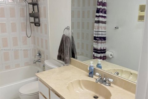 Townhouse in Miami, Florida 2 bedrooms, 120.96 sq.m. № 1421637 - photo 22