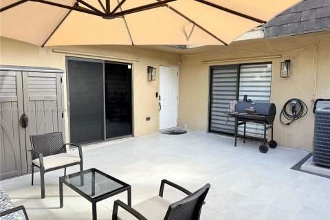 Townhouse in Miami, Florida 2 bedrooms, 120.96 sq.m. № 1421637 - photo 27