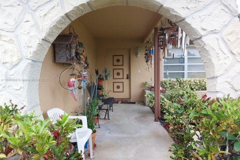 House in Pembroke Pines, Florida 3 bedrooms, 157.93 sq.m. № 1310795 - photo 4