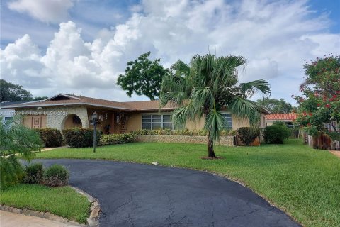 House in Pembroke Pines, Florida 3 bedrooms, 157.93 sq.m. № 1310795 - photo 1