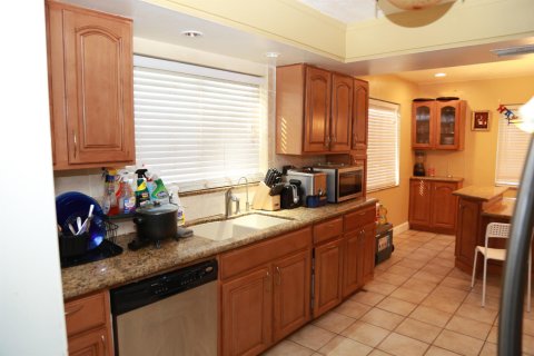 House in North Lauderdale, Florida 4 bedrooms, 174.38 sq.m. № 1170983 - photo 24